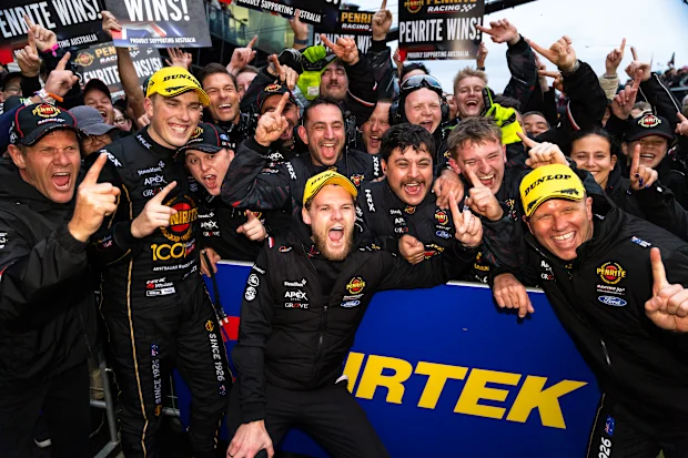 Matthew Payne piloto do Penrite Racing Ford Mustang GT nº 19, Garth Tander co-piloto do Penrite Racing Ford Mustang GT nº 19 durante o 2025 Bathurst 1000 que faz parte do 2025 Supercars Championship em Mount Panorama em 12 de outubro de 2025 em Bathurst, Austrália.