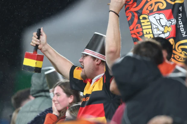 Torcedores durante a sexta rodada do Super Rugby Pacific entre Chiefs e Blues no FMG Stadium.