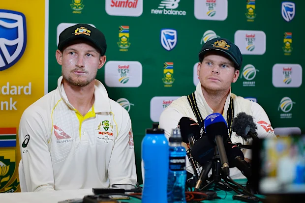 Steve Smith e Cameron Bancroft enfrentam a mídia após o escândalo de trapaça na Cidade do Cabo.
