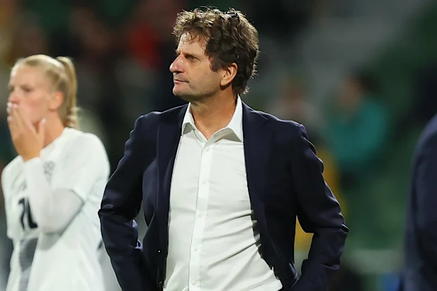 PJoe Montemurro assiste durante o amistoso internacional entre Matildas e Eslovênia.