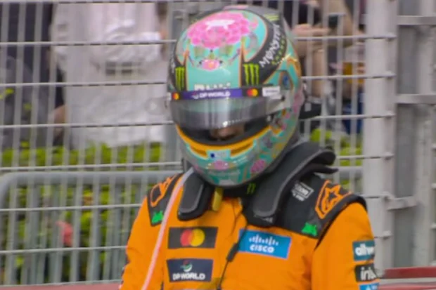 Oscar Piastri é visto voltando para o pit lane após colidir com Lando Norris.