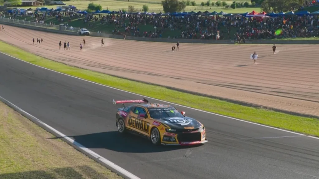 Resultados da corrida Bathurst 1000 em 2026: Brodie Kostecki e Todd Hazelwood vencem; O desgosto do líder Anton De Pasquale após a corrida foi destruído em uma bagunça de combustível