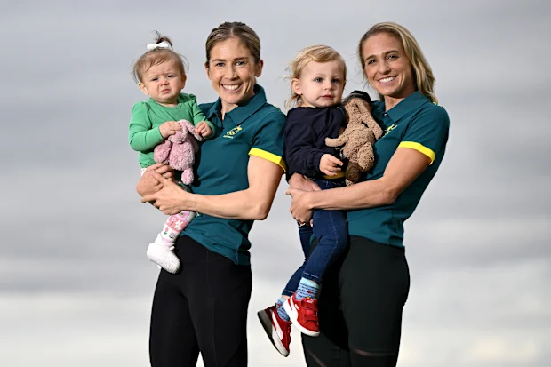 MELBOURNE, AUSTRÁLIA - 03 DE JUNHO: As atletas australianas da maratona Jessica Stenson com a filha Ellie Stenson e Genevieve Gregson com o filho Archer Gregson posam durante o anúncio da equipe de maratona dos Jogos Olímpicos de Paris de 2024 na Austrália no Lakeside Stadium em 03 de junho de 2024 em Melbourne, Austrália. (Foto de Quinn Rooney/Getty Images)