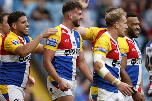Joshua Rourke (centro), do London Broncos, comemora depois de marcar um try durante a partida da Betfred Super League em Elland Road, Leeds. Data da foto: sábado, 17 de agosto de 2024. (Foto de Richard Sellers/PA Images via Getty Images)