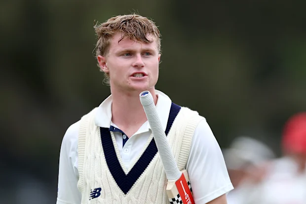 MELBOURNE, AUSTRÁLIA - 15 DE MARÇO: Oliver Peake de Victoria sai de campo no final do segundo dia da partida Sheffield Shield entre Victoria e South Australia no CitiPower Centre, em 15 de março de 2026, em Melbourne, Austrália. (Foto de Josh Chadwick/Getty Images)