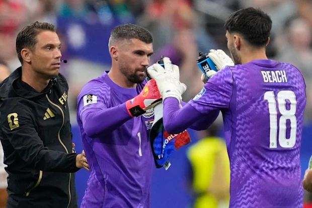 Mat Ryan (centro) substituiu Patrick Beach antes da disputa de pênaltis.