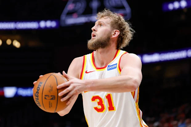 Jock Landale, do Atlanta Hawks, prepara um chute.