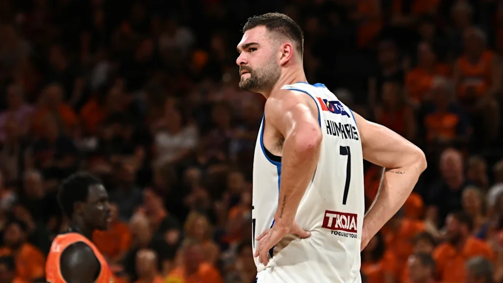 Notícias da NBL 2026: O pioneiro do basquete Isaac Humphries, o primeiro jogador abertamente gay da NBL, forçado a se aposentar antecipadamente