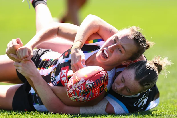 O jogador dos Magpies, Jordyn Allen (à esquerda), está frustrado.