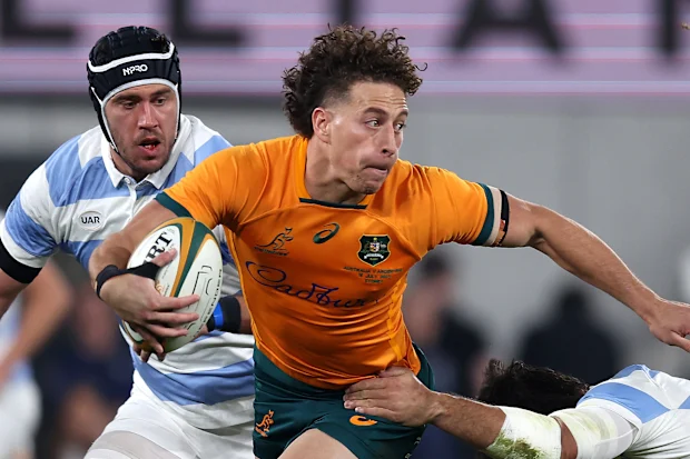 Mark Nawaqanitawase dos Wallabies é abordado durante a partida do Campeonato de Rugby contra a Argentina.