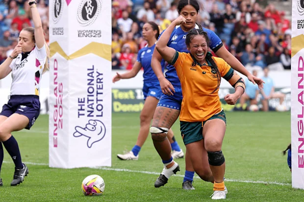 Cecilia Smith, da Austrália, comemora o gol do oitavo try de seu time.