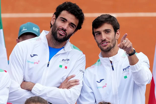 (LR) Matteo Berrettini e Lorenzo Musetti vistos na Copa Davis em 2024.