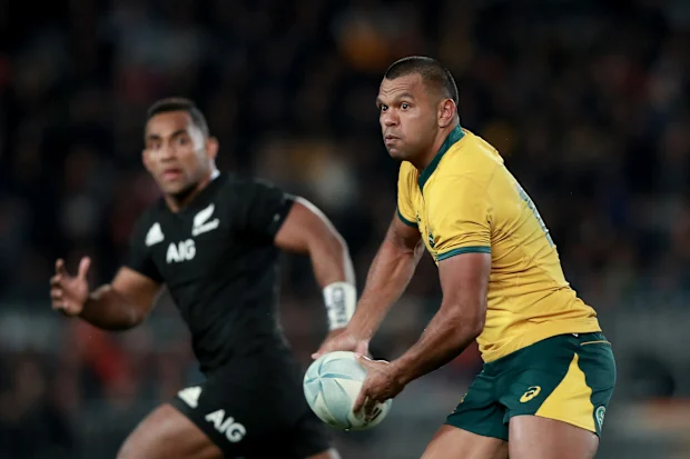 Kurtley Beale, dos Wallabies, tenta passar a bola durante o teste do campeonato de rugby de 2019 contra os All Blacks da Nova Zelândia em Eden Park.