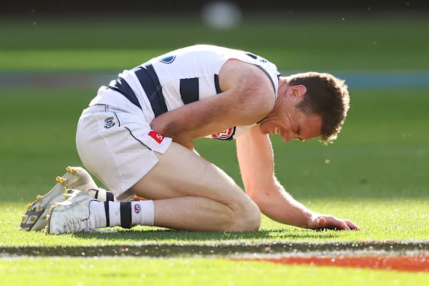 Jeremy Cameron visivelmente dolorido durante a grande final da AFL.