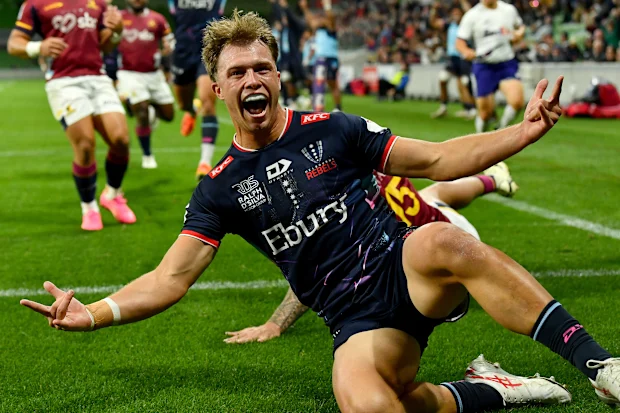 Darby Lancaster dos Rebels comemora marcar um try.