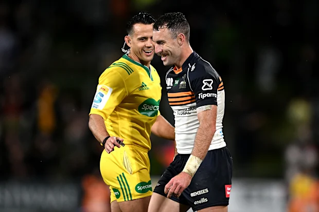 Nic White dos Brumbies ri com o árbitro Nic Berry.