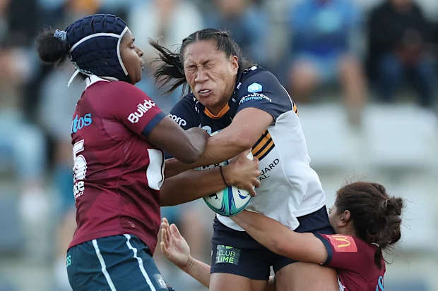 Siokapesi Palu dos Brumbies é abordado no Concord Oval.