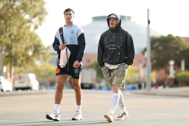 Joseph-Aukuso Suaalii e Angus Crichton caminham até o hotel da equipe no Parque Olímpico de Sydney.
