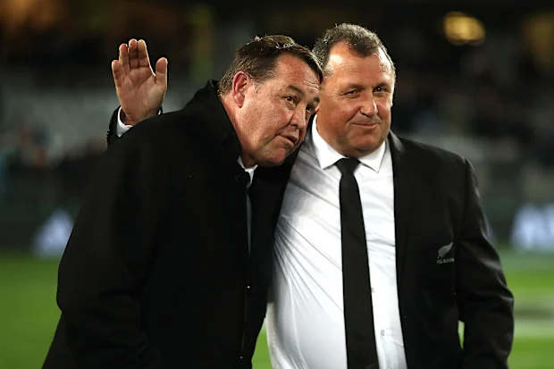 O técnico dos All Blacks, Steve Hansen, e o assistente Ian Foster comemoram a vitória sobre os Wallabies em 2019.