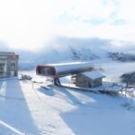 Queda de neve fresca nos Alpes e montanhas em toda a Europa